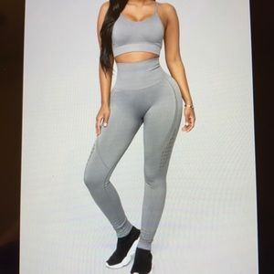 ‼️💵LIMITED TIME SALE💵‼️Grey 2 piece active set. Size small.